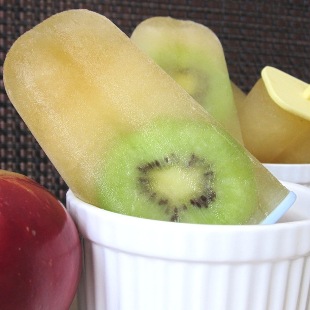 How to Make Apple Juice Kiwi Popsicles – Steps and Video